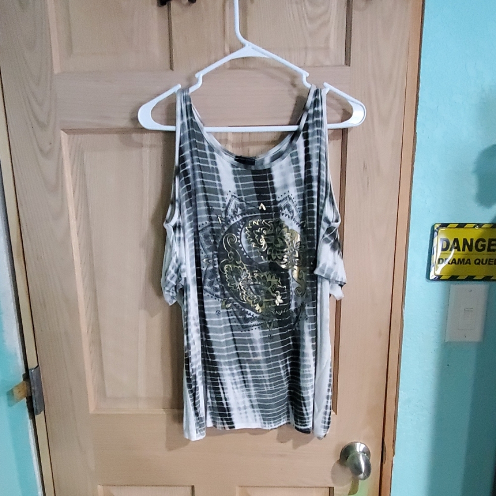 Graphic old shoulder top